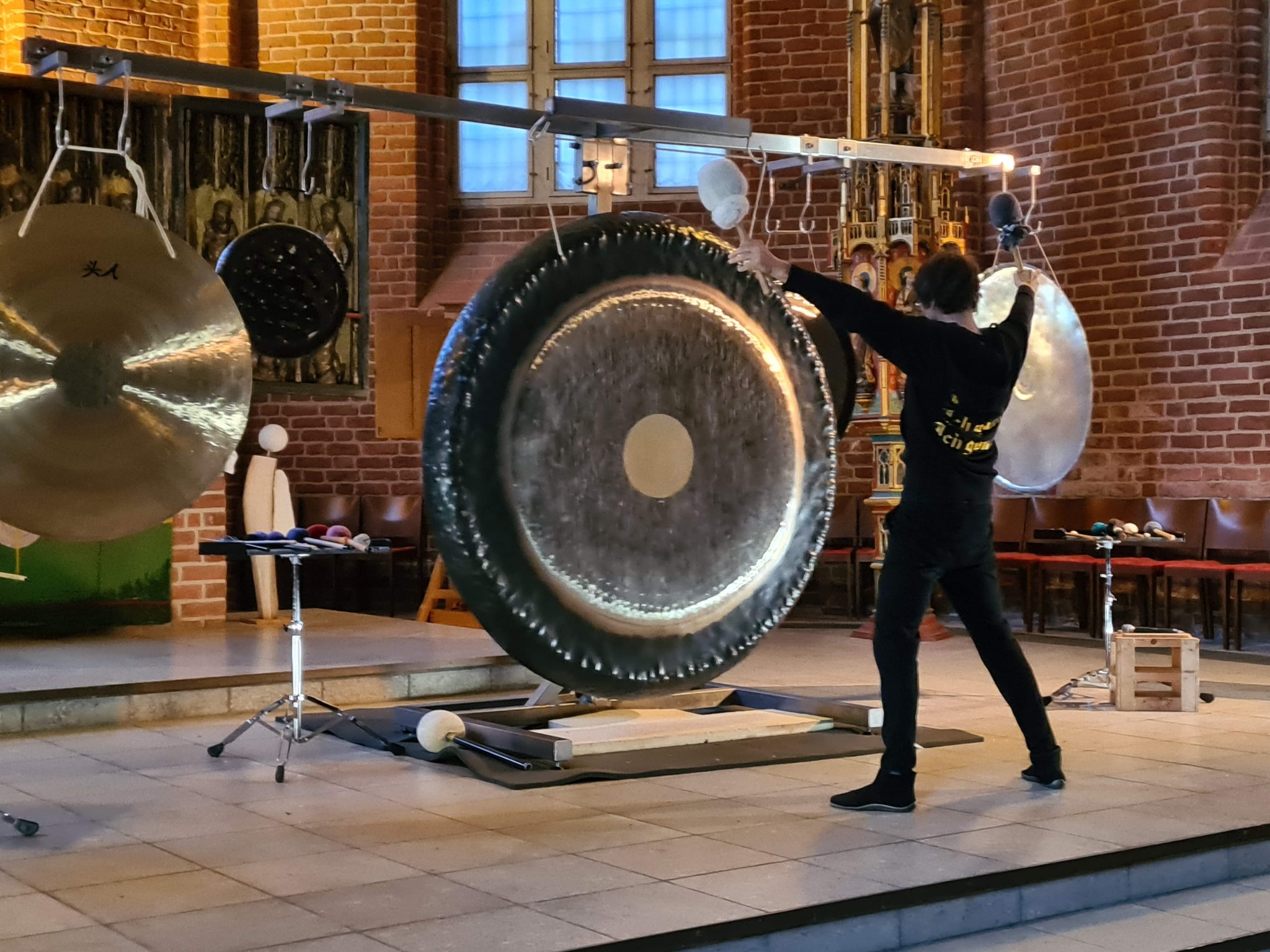 Foto9 Peter Heeren spielt seine großen Gongs