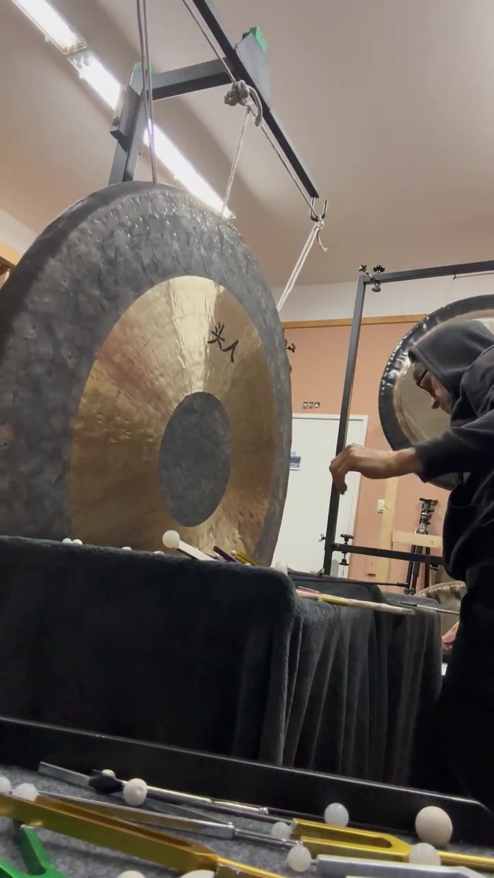 Peter Heeren an den Gongs – Standbild aus Metamorphose 1